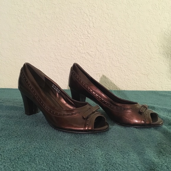 Shoes - Andrea Rossi Brown Patent High Heel Pump Size 6.5